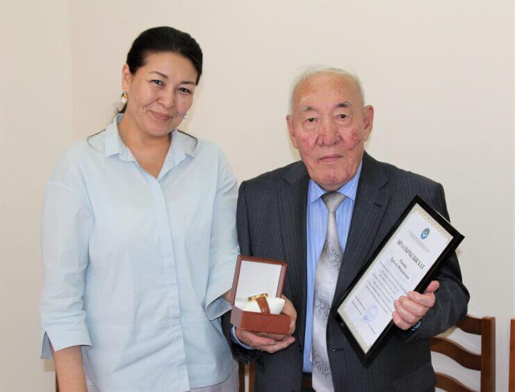 Бірге киінген және шешінген гейлер жалаңаш фотосуреттері