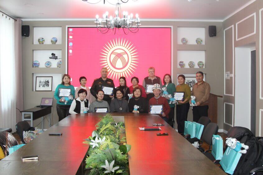 И. К. Ахунбаев атындагы КММАда Кыргыз Республикасынын Мыйзамынын кабыл алынгандыгынын 35 жылдыгы, Кара-Кыргыз автономиялуу облусунун түзүлгөндүгүнүн 100 жылдыгына карата мамлекеттик тилдин үч айлыгы жыйынтыкталды Бүгүн, 24-декабрда И. К. Ахунбаев атындагы КММАда “Кыргыз Республикасынын мамлекеттик тили жөнүндө” Кыргыз Республикасынын Мыйзамынын кабыл алынгандыгынын 35 жылдыгына, Кара-Кыргыз автономиялуу облусунун түзүлгөндүгүнүн 100 жылдыгына карата мамлекеттик тилдин үч айлыгы боюнча өтүлгөн иш-чаралар жыйынтыкталды. Бул иш-чара боюнча Билим берүү жана илим министрлигинин жана КММАнын ректорунун буйругу жарыяланган. Мамлекеттик тилдин үч айлыгына жигердүү катышкан кафедралардын кафедра башчылары жана мамлекеттик тил боюнча жооптуулардын, мамлекеттик тил жана тарбия иштери боюнча проректор Г. И. Жунушалиеванын, мамлекеттик тилди өнүктүрүү секторунун катышуусунда кафедраларды сыйлоо аземи болуп өттү. Окуу жайда мамлекеттик тилди өнүктүрүү боюнча ар бир кафедра мыкты иштерди аткарып, тилди медицинада кеңири жайылтуу боюнча өз салымдарын кошуп келет. Ошентсе да аскердик-медициналык даярдоо жана экстремалдык медицина, чет тили жана латын тили, медициналык биология, генетика жана паразитология, ички оорулар пропедевтикасы жана эндокринология курсу, фармакогнозия жана дары каражаттарынын химиясы, фтизиатрия, жугуштуу оорулар кафедрасы, госпиталдык терапия жана гематология курсу кафедраларынын аткарган иштери өзгөчөлөнүп, мамлекеттик тил жана тарбия иштери боюнча проректор Г. И. Жунушалиева, мамлекеттик тил сектору тарабынан Ыраазычылык кат жана белектер менен сыйланышты. Мамлекеттик тил жана тарбия иштери боюнча проректор Г. И. Жунушалиева бардык кафедранын жасаган иштерин баса белгилеп, ыраазычылык билдирип, сыйлыктарын тапшырды. Кафедралардын жасаган эмгектери дайыма бааланып, мамлекеттик тилдин колдонулушу үчүн жан үрөп кызмат кылган окутуучуларга дем - күч берилип турат. 