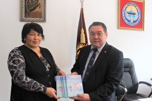 Проректор КГМА передал несколько экземпляров новой монографии библиотеке вуза