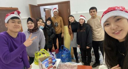 Новогодние подарки от студентов и сотрудников кафедры медицинской биологии,  генетики и паразитологии получили дети из специализированного дома Малютки