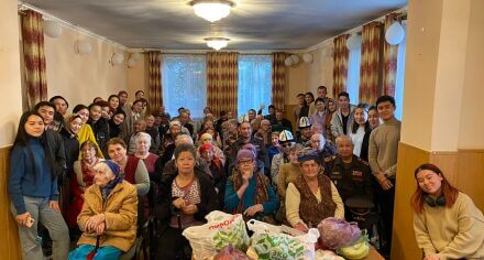 Болочок дарыгерлер карылар үйүнүн тургундарына кубаныч тартуулашты