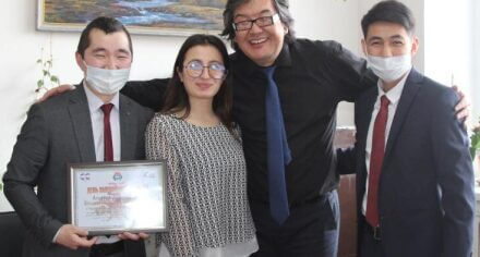 Студенческий Совет и Студенческий Профком вручили поздравительные сертификаты руководству КГМА