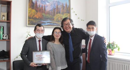 The Student Council and the Student Trade Union Committee presented congratulatory certificates to the leadership of KSMA