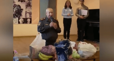 Болочок дарыгерлер карылар үйүнүн тургундарына кубаныч тартуулашты