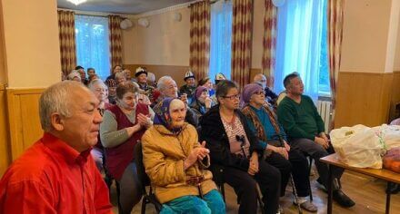 Болочок дарыгерлер карылар үйүнүн тургундарына кубаныч тартуулашты