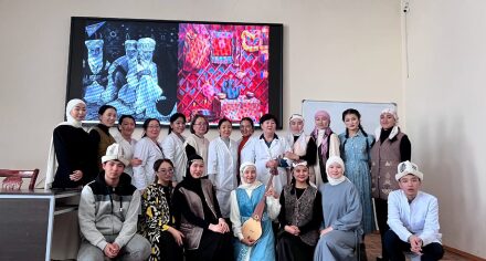 КММАнын студенттери "Эл аралык Эне тил" күнүн белгилешти