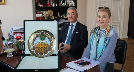 Ректору КГМА  вручили памятный подарок ректора СамГМИ