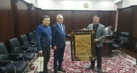 Ректору КГМА  вручили памятный подарок ректора СамГМИ