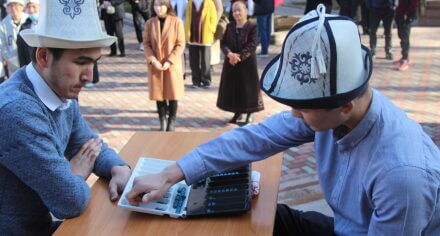 КММАда Кыргыз Республикасынын Мамлекеттик туу күнү жана келе жаткан Ак калпак күнү белгиленди