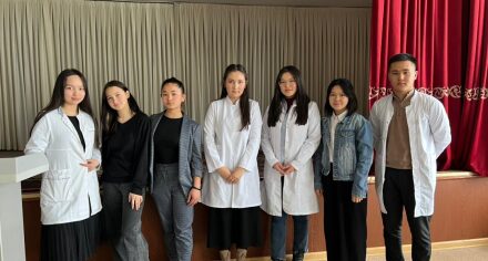 КММАнын студенттери мектеп окуучулары менен кесипке багыт берүү боюнча жолугушууларды өткөрүштү