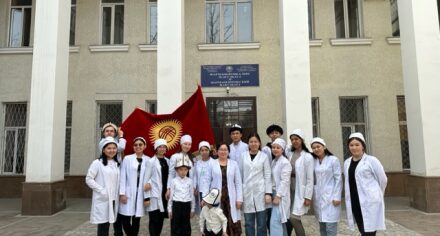 Фармакогнозия жана дары каражаттарынын химиясы кафедрасыны куратордук саат ѳткѳрдү