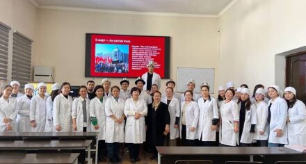 «Ак калпак»  жана «Кыргыз мамлекеттик туу» күндѳрүнѳ карата арналган  чоң масштабдуу куратордук саат