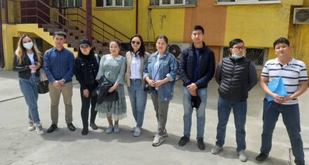 КММАнын кафедрасынын ассистенти Технология жана Тил Институтунун дарыгерлери менен биргеликте мастер-класстарды өткөрүштү