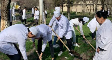 Вчера, 2-апреля 2022 года в КГМА им. И.К.Ахунбаева прошел субботник.