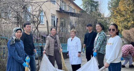 Студенты КГМА факультета Лечебное дело 2 провели субботник на территории дома престарелых