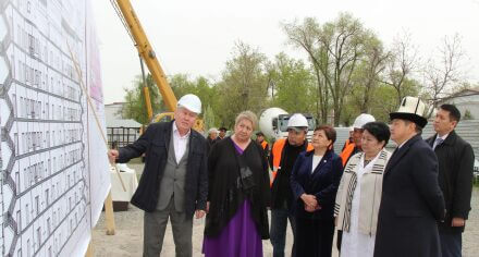 А.Жапаров онкологиялык борбордун аймагындагы КММАнын бүтпөгөн имаратына барды