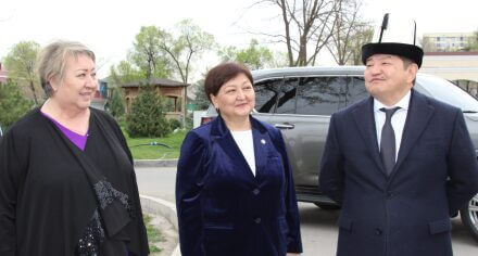 А.Жапаров онкологиялык борбордун аймагындагы КММАнын бүтпөгөн имаратына барды