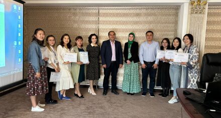 КММАнын студенттери жана ординаторы Ташкент шаарындагы ЖЧК «Дентафилл Плюс» фармацевтикалык компаниясында стажировкадан өтүштү