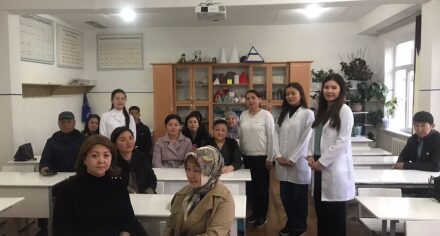 КММАнын студенттери кургак учук боюнча окуучулардын ата-энелерине маалымат беришти