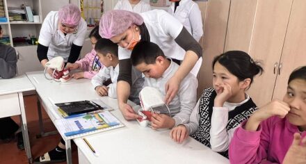 Ординаторы и ассистенты кафедры детской стоматологии проводили профилактическое мероприятие в школах