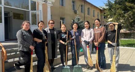 КММАнын студенттери Бишкек шаардык карылар жана мүмкүнчүлүгү чектелген адамдар үчүн жалпы типтеги үй-интернатта болушту