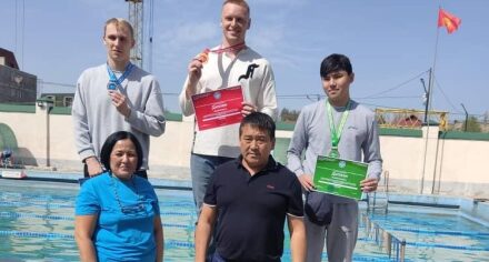 Пловец из КГМА Даниил Семеренко стал победителем на двух дистанциях на чемпионате КР
