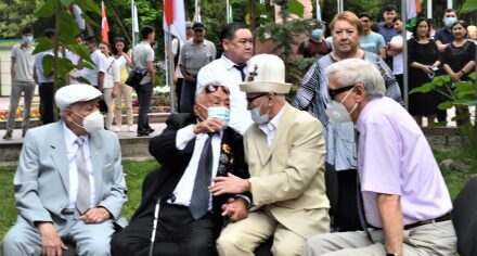 В Медакадемии установили памятник академику Мамбету Мамакееву