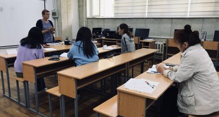 Германиядан келген волонтер студенттерге жана каалоочуларга немис тилин үйрөтөт