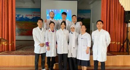 КММАнын студенттери шаардын мектептеринде тамеки чегүү жана репродуктивдүү ден соолук боюнча тарбия иштерин жүргүзүүдө