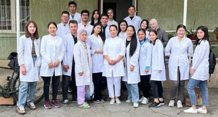 КММАнын студенттери Балдарды реабилитациялоо борборуна барышты