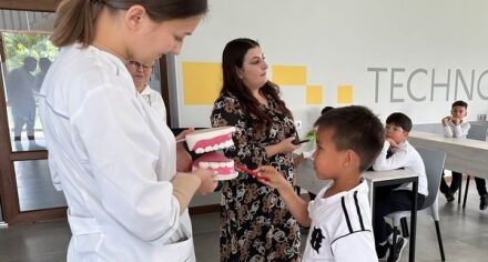 Студенты КГМА и КРСУ стоматологического факультета проведены профосмотр учащихся «ЭКО-школы Данек»