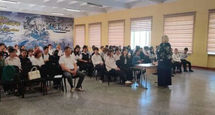 КММАнын студенттери окуучуларга электрондук тамекилердин жана гаджеттердин зыяндуулугу тууралуу айтып беришти