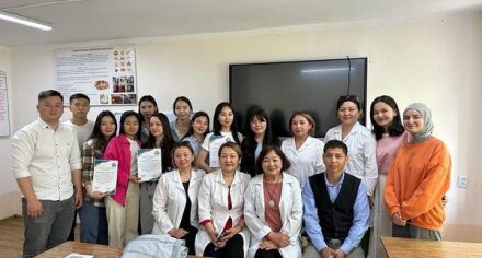 Жалпы гигиена кафедрасынын студенттик илимий ийриминин мүчөлөрү ыраазычылык каттары менен сыйланышты