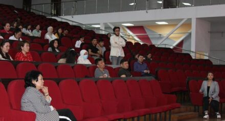 Нарын мамлекеттик администрациясынын өкүлдөрү ваучердик каржылоо системасы боюнча КММАнын студенттери менен жолугушту