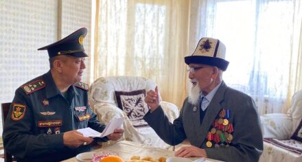 Студенты КГМА посетили ветерана ВОВ