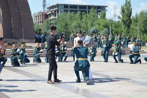 Студентки КГМА станцевали вальс с выпускниками Военного института Кыргызстана