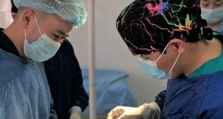 Врачи из Медицинского центра КГМА проводят уникальные операции