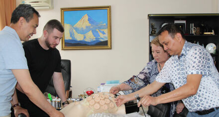 КГМА подарили новый интерактивный лапароскопический тренажер