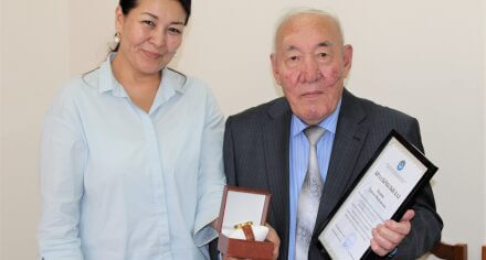 Кыргыз Республикасынын Жогорку Кеңешинин депутаты КММАнын доцентине ыраазычылык катын тапшырды