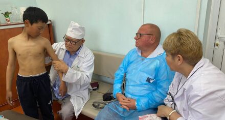 Германиядан келген дарыгер кургак учук менен ооругандарды аныктоо боюнча тажрыйбасы менен бөлүштү