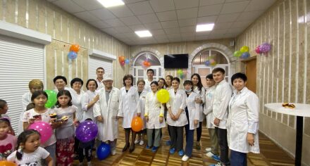 КММАнын студенттери балдарга майрамдык маанай тартуулашты