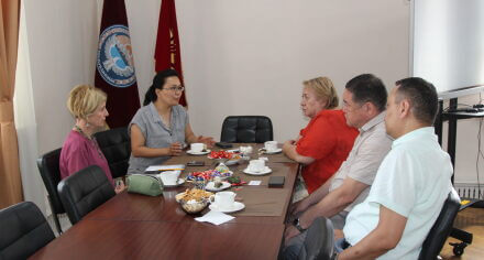 "Чек арасыз дарыгерлер" долбоорунун координатору менен КММАнын ректорунун жолугушуусу болуп өттү