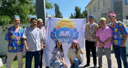 КММАнын студенттери ИИМ Академиясынын курсанттары менен бирге мектеп-интернаттын балдарын куттукташты