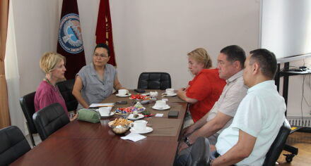 "Чек арасыз дарыгерлер"  долбоорунун координатору менен КММАнын ректорунун  жолугушуусу болуп өттү