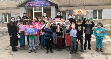 КММАнын студенттери кызматкерлери менен биргеликте карылар үйүнө жана балдар үйүнө барышты