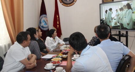 КММАнын ректору менен IT технологияларды ишке ашыруу тармагындагы эксперт Алессандра фон Бисмарк менен жолугушту