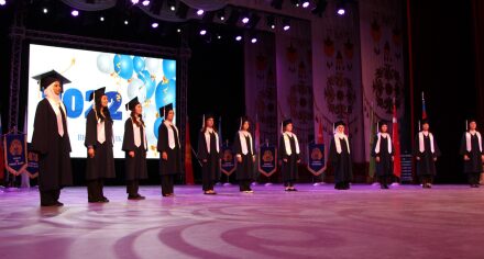 КММАнын бүтүрүүчүлөрү дипломдуу адистерге айланды