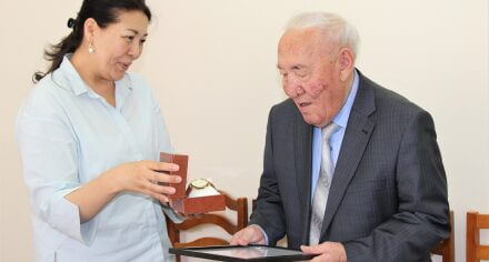 Депутат Жогорку Кенеша вручил благодарственное письмо доценту КГМА