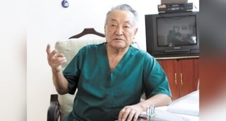 Мамбет Мамакеев - хирург, действительный член Национальной Академии наук , доктор медицинских наук, профессор Герой Кыргызской Республики