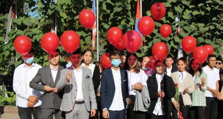 В КГМА прошла торжественная линейка для учащихся 10-11 классов лицея при Медакадемии.